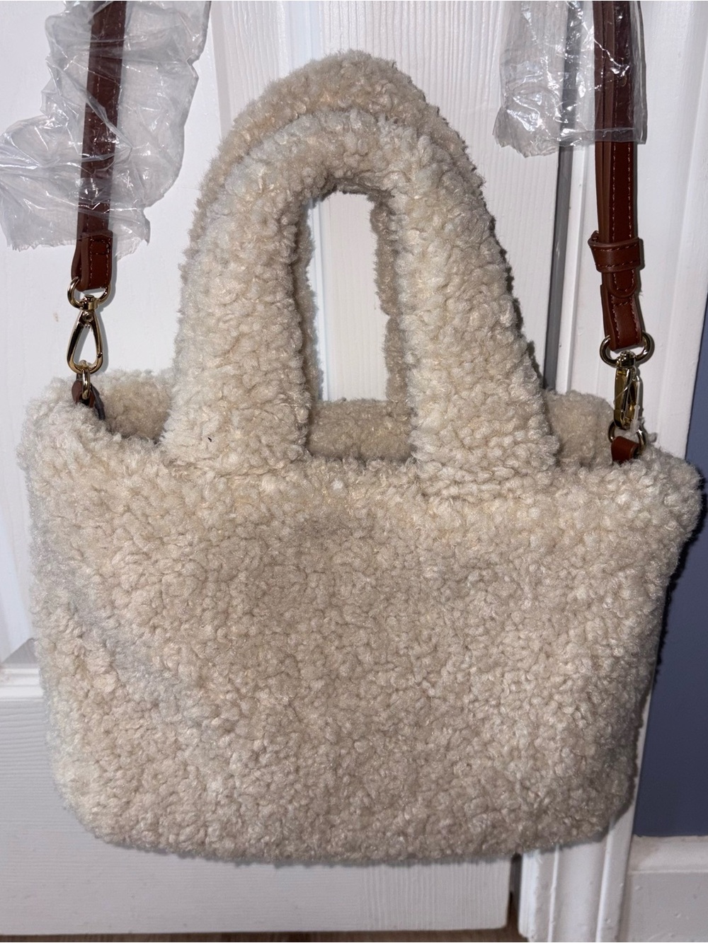ASPEN SHERPA CROSSBODY HANDBAG TEDDY BEAR WITH REMOVABLE CROSSBODY STRAP NWT - Picture 2 of 8